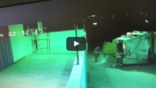 بالفيديو.. عمال بلدية يلقون القمامة على الأرض بالرياض