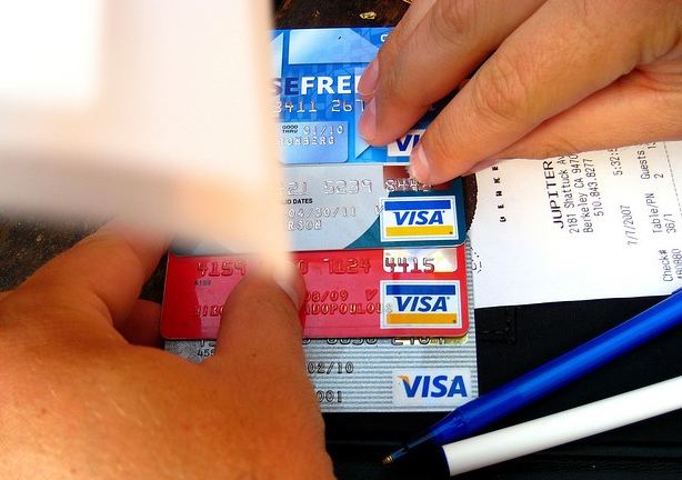 التجارة: لا يحق للمحلات إضافة رسوم عند الشراء ببطاقات الائتمان