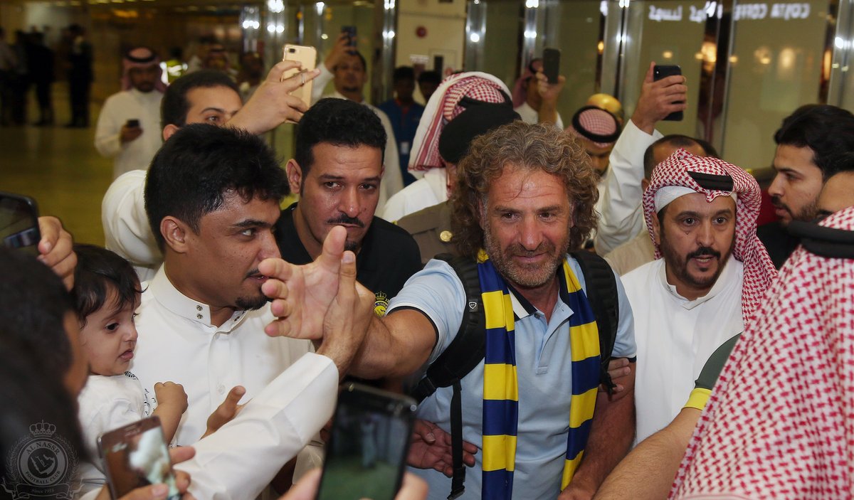 بالصور.. استقبال جماهيري كبير لمدرب النصر كارينيو