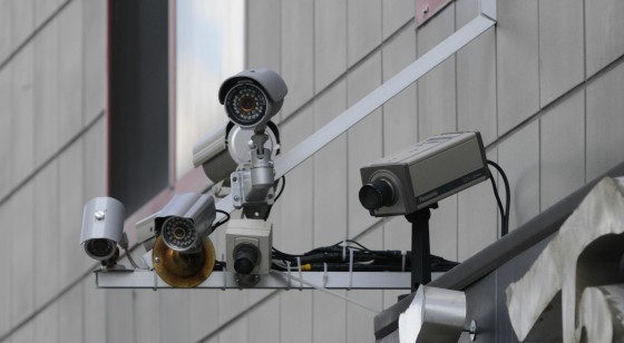 كاميرات مراقبة في المطاعم والمقاهي للتأكد من الإجراءات الاحترازية