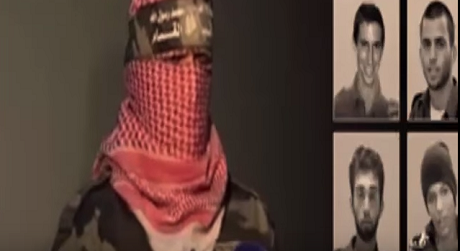بالفيديو.. كتائب القسام تكشف عن أربعة أسرى إسرائيليين لديها