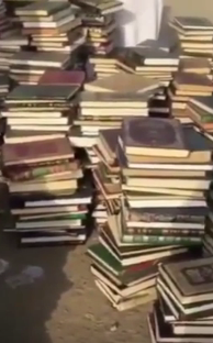 رمي مئات الكتب الدينية في مرمى النفايات!