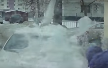 شاهد.. كتلة ضخمة من الثلج تسقط على سيارة لحظة نزول السائق