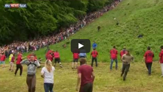 الآلاف يتابعون سباق كرة الجبن المتدحرجة ببريطانيا