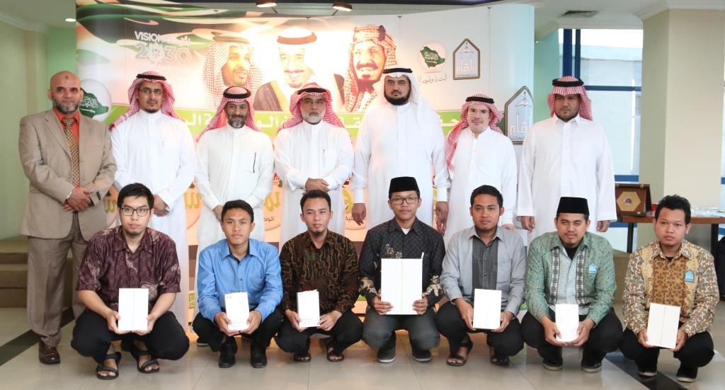 بالصور.. تكريم معهد إندونيسي وطلابه الفائزين بجوائز مسابقة شموخ