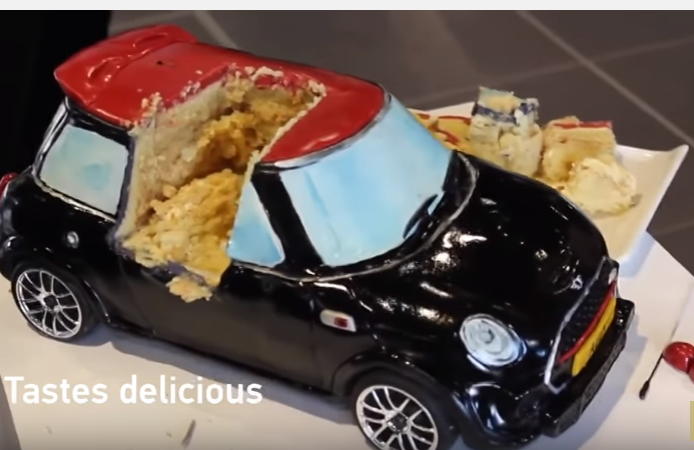 شاهد.. خبّاز يصنع كعكة على شكل سيارة يمكن التحكم بها عن بُعد