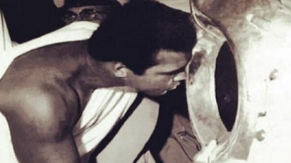 “مطوف المشاهير”: هذا ما حدث لـ”محمد علي كلاي” أمام الكعبة !