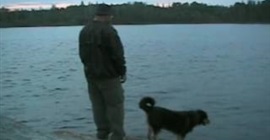 شاهد.. ماذا حدث لرجل حاول ركل كلبٍ في بحيرة؟