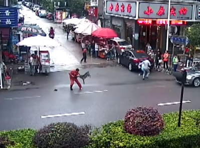 شاهد.. كلب يهاجم الناس ويعض أكثر من 20 شخصا في الصين