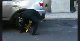 بالفيديو.. رد فعل غير متوقع لرجل بعد كَلْبشة سيارته