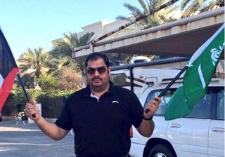 كويتي يرفع علم المملكة والكويت أمام منزل دشتي