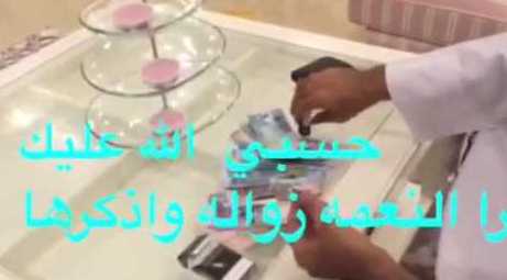 بالفيديو.. كويتي يشعل سيجارة بالدنانير يثير ضجة على مواقع التواصل