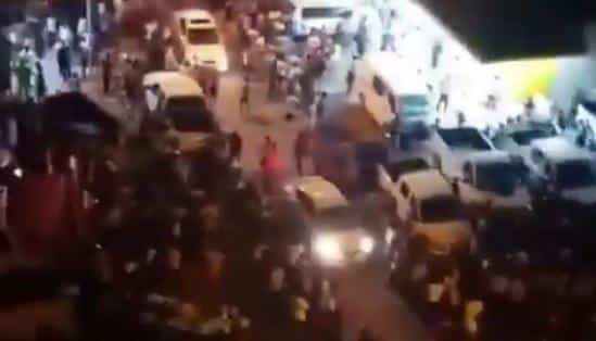 شاهد.. خروج أعداد كبيرة من الكويتيين إلى الشوارع خوفًا من الهزة الأرضية