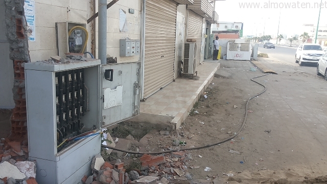 بالصور.. كيابل وصنادق كهربائية مكشوفة تهدد سكان “صفا جازان‎”