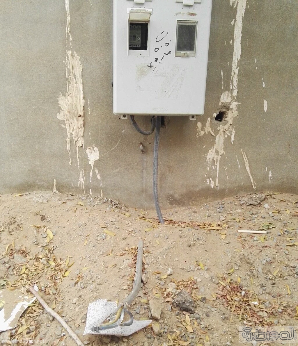 كيبل كهربائي مكشوف يهدد حياة سكان حي السامر بجدة (1)