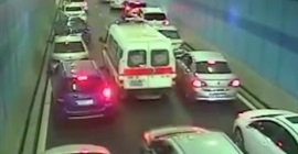 شاهد.. كيف يتصرّف الصينيون في أثناء عبور سيارة إسعاف على الطريق؟