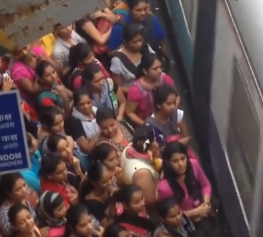 شاهد.. فيديو صادم يوضح كيف يصعد الناس للقطارات في الهند
