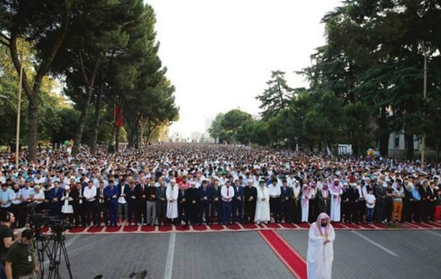 بالصور.. آل طالب يؤم الآلاف في صلاة عيد الفِطْر بألبانيا