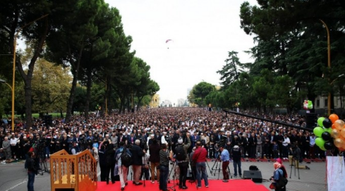 ل طالب يؤم الآلاف في صلاة عيد الفِطْر بألبانيا ‫(334694686)‬ ‫‬
