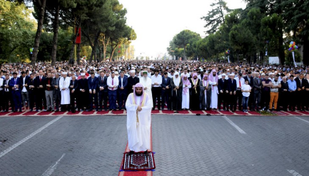 ل طالب يؤم الآلاف في صلاة عيد الفِطْر بألبانيا ‫(334694687)‬ ‫‬