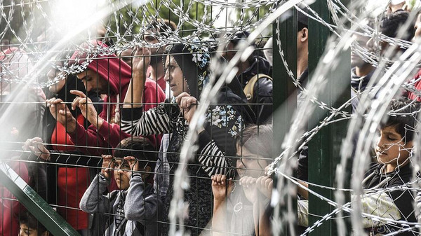 المجر تعيد إحياء نظام وضع اللاجئين خلف القضبان بغالبية برلمانية