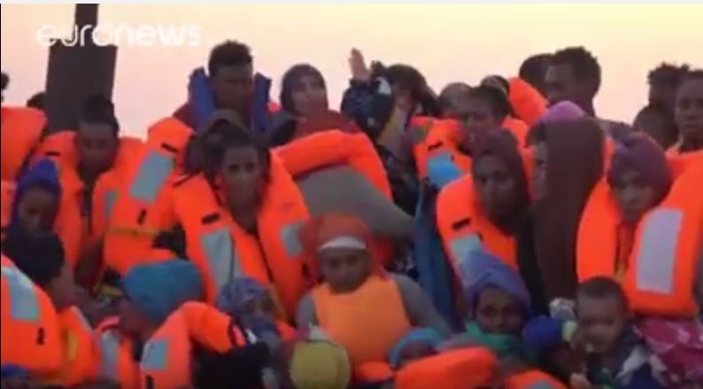 لحظة إنقاذ 6500 لاجئ قبالة سواحل ليبيا