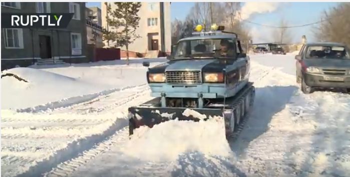 بالفيديو .. روسي يحول سيارة لادا إلى جرافة ثلوج