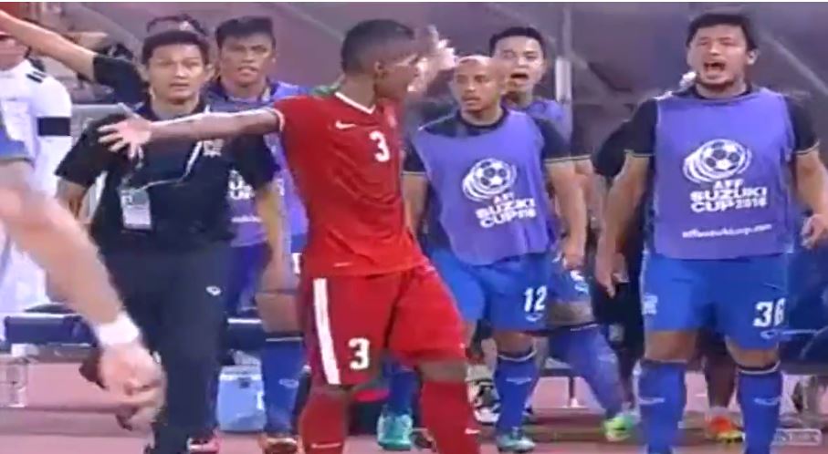 لاعب أندونيسيا يهاجم دكة بدلاء تايلاند بطريقة مجنونة!