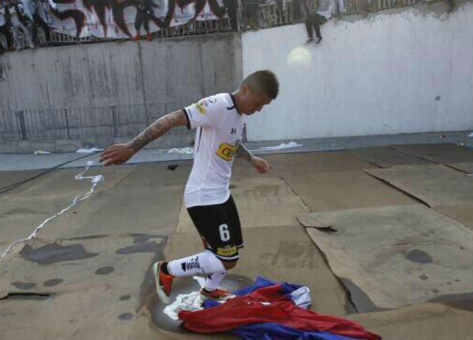 لاعب تشيلي يقضي ليلة في السجن بسبب التحريض على العنف