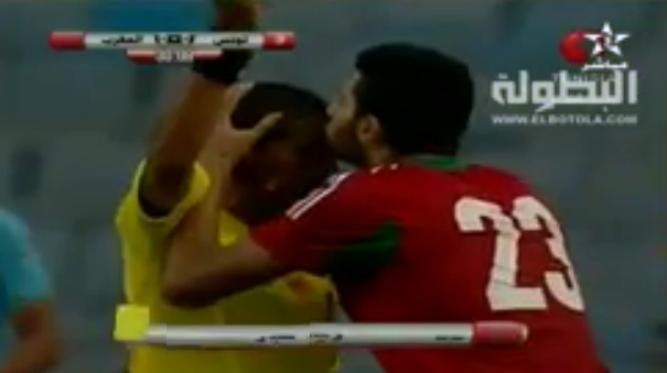 #تيوب_المواطن :لاعب يقبل رأس الحكم بعد منحه البطاقة الصفراء