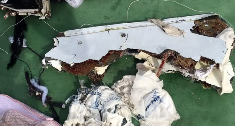 أول فيديو للعثور على حطام الطائرة المصرية ومتعلقات الضحايا