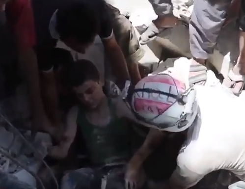 شاهد.. لحظة انتشال طفل على قيد الحياة من تحت الأنقاض في حلب