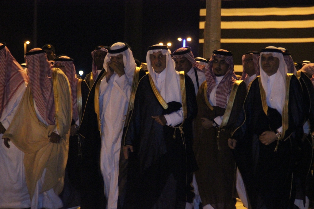 لحظة تلقي الأمير سلطان بن سلمان إتصالاً من الملك سلمان بن عبدالعزيز أثناء عرض مشهد منازل الكرام 1