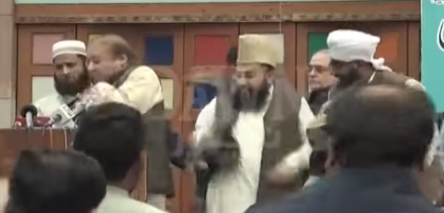 شاهد .. لحظة رمي رئيس الوزراء الباكستاني السابق نواز شريف بالحذاء
