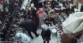 شاهد.. لحظة سرقة سيدتين لحافظة نقود امرأة بمحل أحذية