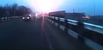 شاهد.. لحظة سقوط صاروخ على بعد أمتار من سائق  في اوكرانيا