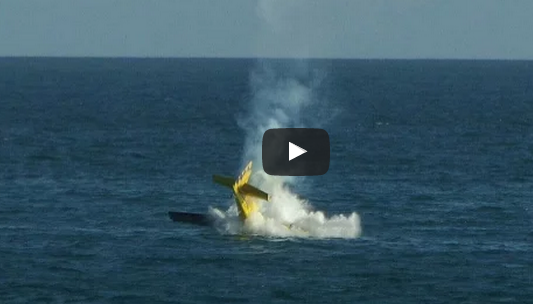 #تيوب_المواطن :‫لحظة سقوط طائرة برازيلية في البحر أثناء عرض جوي