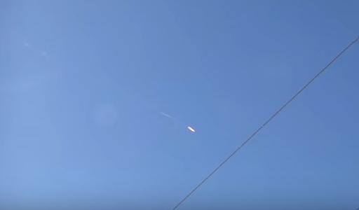لحظة سقوط طائرة حربية مجهولة الهوية بريف اللاذقية في سوريا