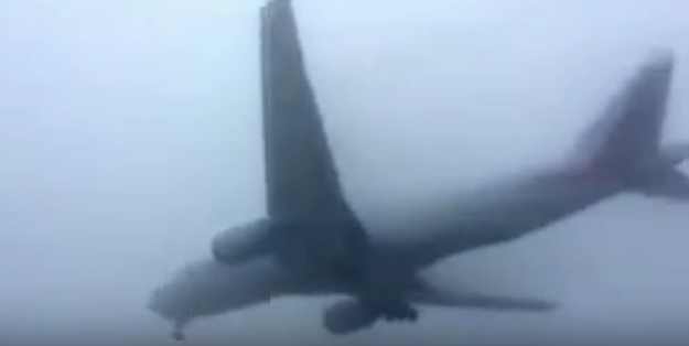 #تيوب_المواطن :لحظة هبوط الطائرات وسط الضباب الكثيف بمطار هيثرو في لندن