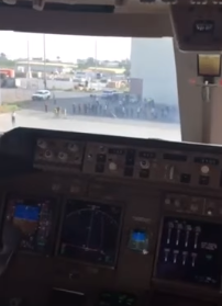 بالفيديو ..لحظة وصول أول طائرة من مركز #الملك_سلمان للإغاثة إلى العراق
