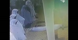 فيديو مؤثر.. لحظة وفاة سيدة وهي تصلي بالمسجد