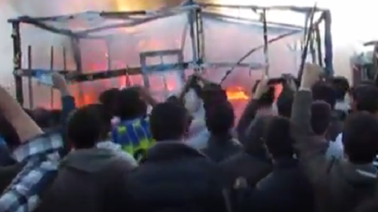 لحظة وقوع انفجار في مخيم كاليه الفرنسي للاجئين
