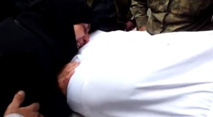 بالفيديو ..مشهد مؤثر وداع أم سورية لابنها الشهيد