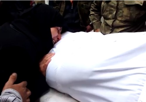 بالفيديو ..مشهد مؤثر وداع أم سورية لابنها الشهيد