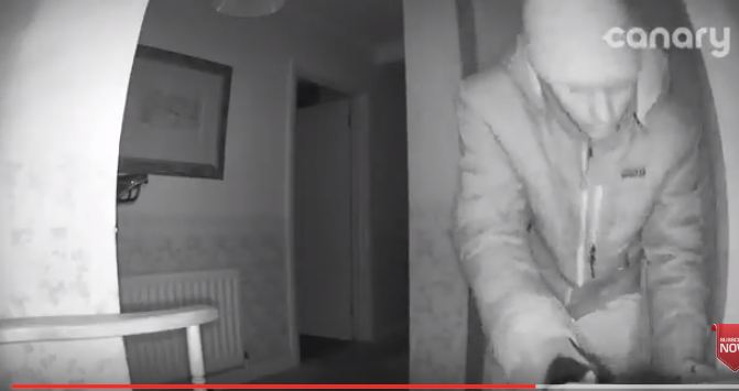 بالفيديو.. 3 مقنعين يقتحمون منزلاً وكاميرا المراقبة ترصدهم