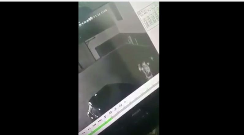 بالفيديو.. وقاحة لص يسرق سيارة بورش ويرفع علامة النصر لكاميرا المراقبة