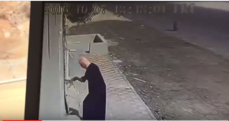 شاهد.. لصّ مقنع يسرق محلات بالدمام مستغلاً خلو الشوارع قبل صلاة الجمعة