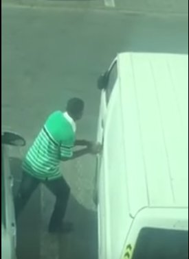 بالفيديو.. مواطن يحبط محاولة سرقة بضاعة من داخل باص في اللحظة الحاسمة
