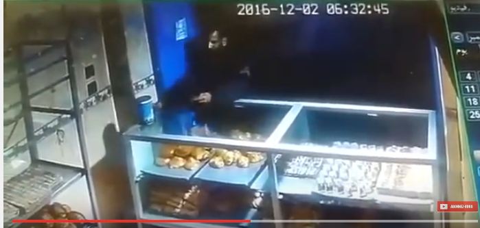 فيديو صادم.. مغربي يسرق صندوق تبرعات مسجد