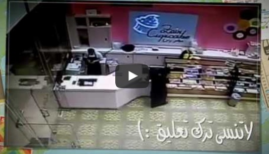 بالفيديو.. شاب يسرق صندوق نقود محل حلويات بـ #خميس_مشيط